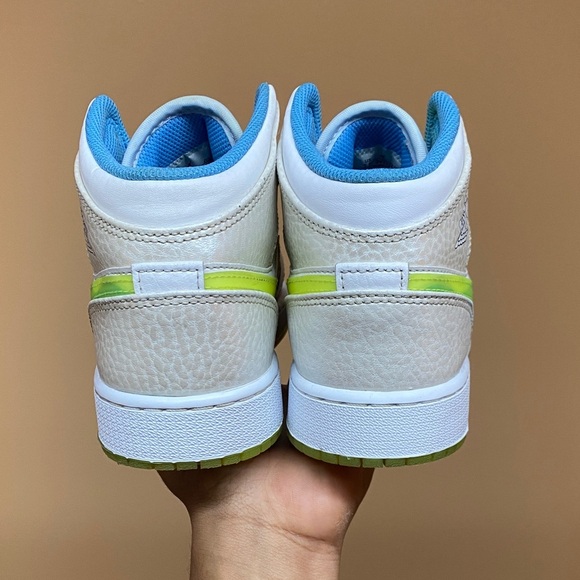 Jordan 1 Mid SE “Platinum Tint Blue Tint University Blue Volt” Size 7 Women’s - Picture 13 of 17